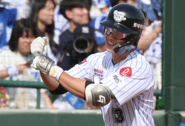 프로야구 롯데 자이언츠 전민재(왼쪽 사진)가 부상에서 복귀한 삼성과의 클래식시리즈에서 3점 홈런을 포함해 맹타를 휘두르며 존재감을 과시했다. 연합뉴스