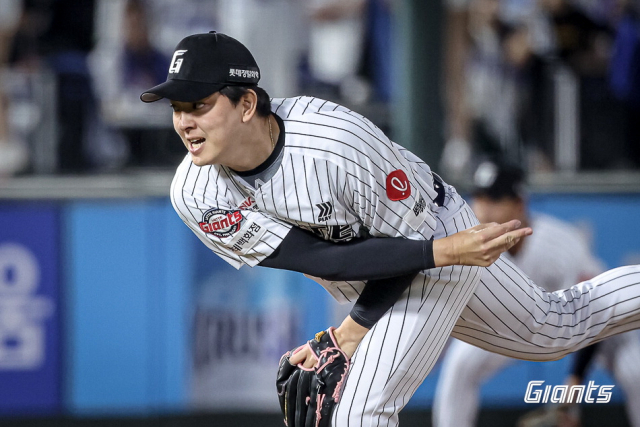 삼성과의 3연전에 모두 등판해 3경기 연속 구원승을 올린 김원중. 롯데 자이언츠 제공