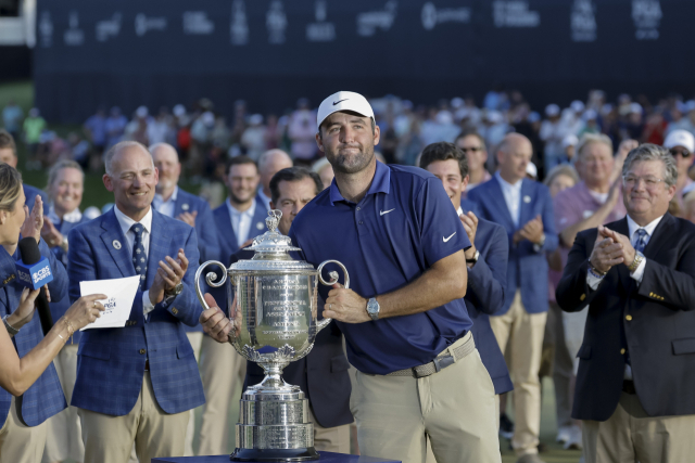 스코티 셰플러가 19일(한국 시간) 미국 노스캐롤라이나주 샬럿의 퀘일할로클럽에서 열린 제107회 PGA 챔피언십에서 우승한 뒤 트로피를 들고 있다. EPA연합뉴스