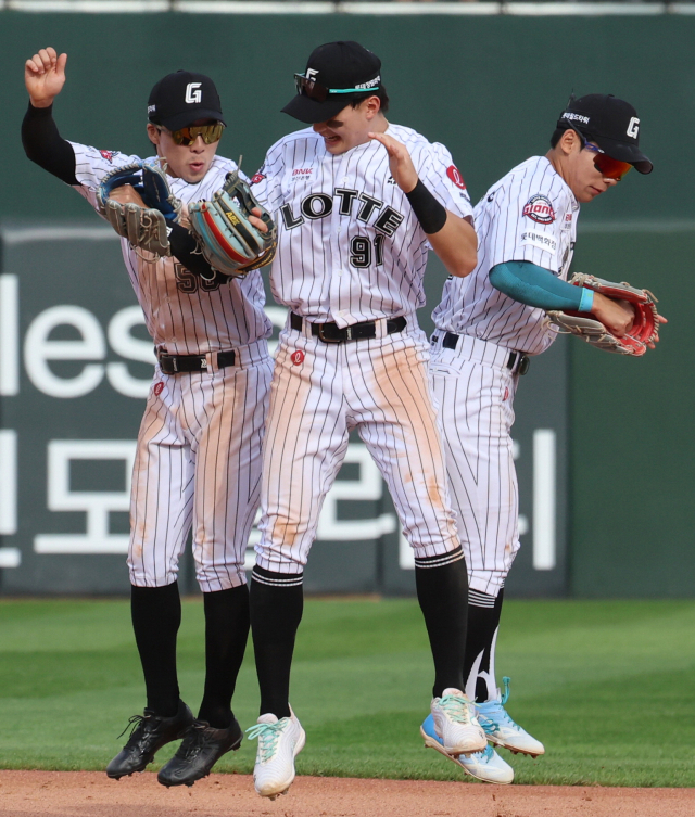 롯데 자이언츠 선수들이 지난 18일 부산 사직야구장에서 열린 프로야구 2025 신한 SOL 뱅크 KBO리그 삼성 라이온즈와의 주말 3연전을 모두 승리한 뒤 기쁨은 나누고 있다. 연합뉴스