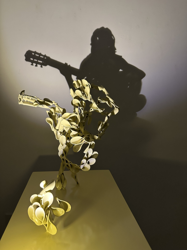 엄익훈의 '기타 치는 소녀'. 김은영 기자