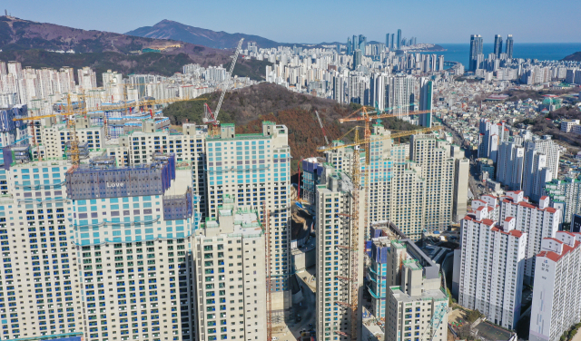 부산의 건설업 종사자 숫자가 1년새 1만 1000명이나 줄어들며 건설업 불황이 장기화하고 있다. 부산의 한 아파트 건설 현장 전경. 김종진 기자 kjj1761@