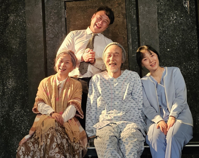 오는 27일부터 31일까지 액터스소극장 무대에 오르는 '터널 속의 새' 연습 장면. 부두연극단 제공