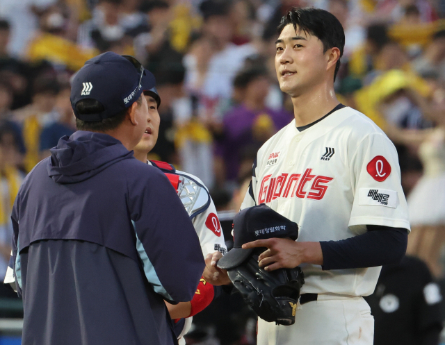롯데 자이언츠 투수 윤성빈이 20일 부산 사직야구장에서 열린 LG 트윈스와의 경기에서 2회초 강판되고 있다. 롯데는 이날 2회까지 10점을 내주며 9-17로 패했다. 연합뉴스