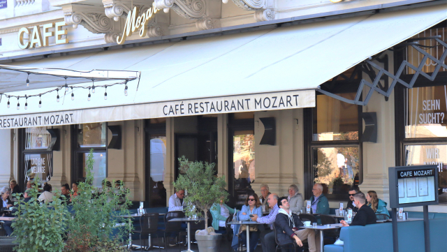 모차르트 동상이 있던 광장 앞에 들어선 카페 모차르트를 찾은 손님들이 커피를 마시고 있다. 남태우 기자
