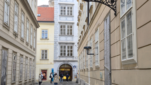 모차르트가 오페라 ‘피가로의 결혼’을 작곡해 전성기를 맞은 시기에 살았던 돔가세 저택. 지금은 모차르트하우스비엔나로 바뀐 건물 앞에 관광객이 몰려 있다. 남태우 기자