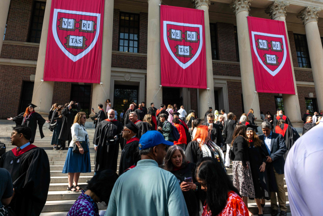 28일(현지 시간) 미국 매사추세츠주 케임브리지 하버드대에서 열린 졸업식에서 졸업생, 교직원, 가족들이 하버드 야드에 모여 있다. AFP연합뉴스