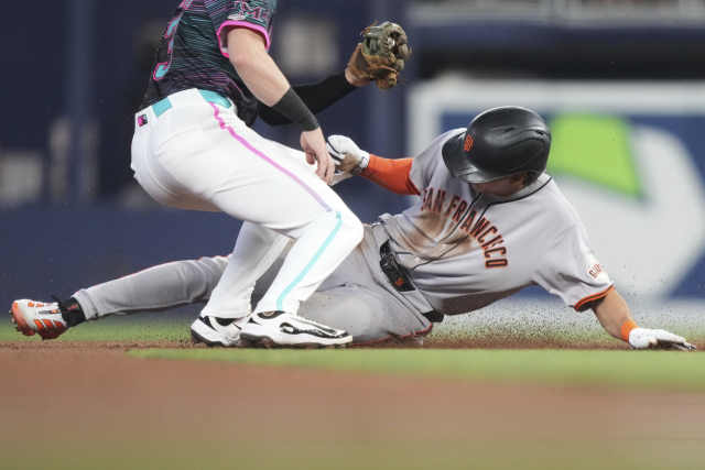 샌프란시스코 자이언츠 이정후가 1일(한국 시간) 미국 마이애미에서 열린 마이애미 말린스와의 경기에서 1회 초에 2루 도루에 성공하고 있다. AP연합뉴스