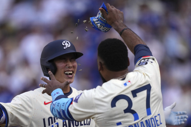 뉴욕 양키스전에서 2점 홈런을 터뜨리고 축하 받는 김혜성. AP연합뉴스