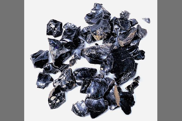 부산 영도구 동삼동 패총 유적지에서 나온 흑요석. 이 흑요석은 일본에서 온 것으로 확인됐다. 부산과 울산, 경남에 거주한 신석기인들이 일본 등 먼 거리까지 오가며 활발한 교류 활동을 했다는 것을 보여준다. 부산일보DB