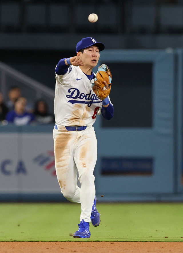 LA 다저스 김혜성이 2일 미국 다저스타디움에서 열린 뉴욕 메츠전에서 송구를 하고 있다. Jason Parkhurst-Imagn연합뉴스