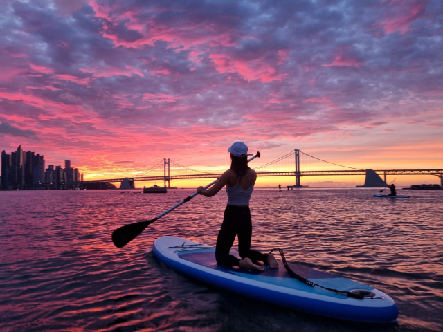 광안리해수욕장의 패들보더. 수영구청 제공