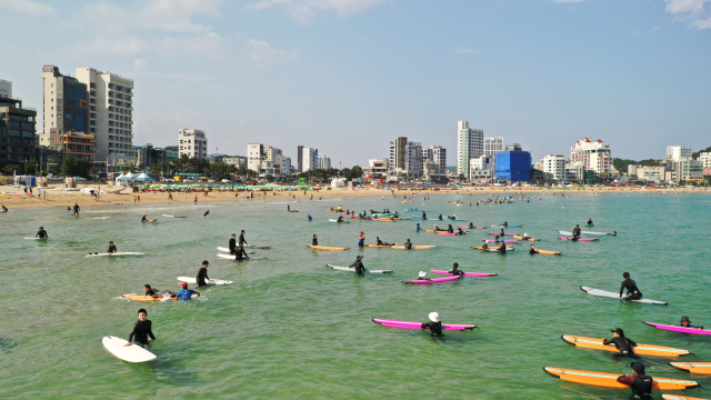 송정해수욕장 서핑존. 해운대구청 제공