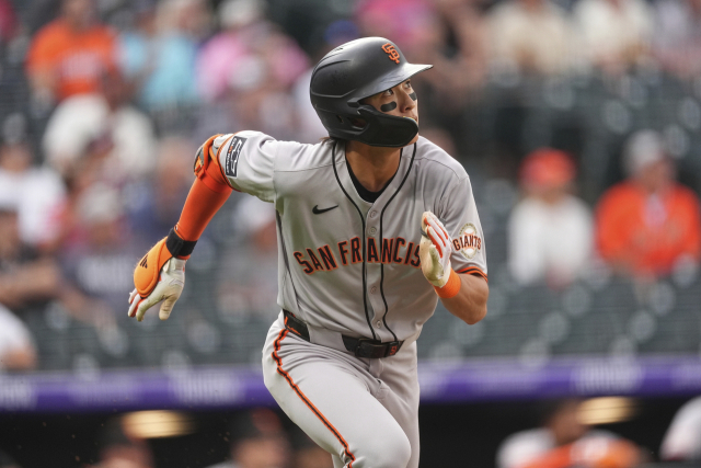 샌프란시스코 이정후가 11일(한국 시간) 미프로야구 메이저리그 콜로라도전에서 1회 3루타를 친 뒤 재빨리 달려가고 있다. AP연합뉴스