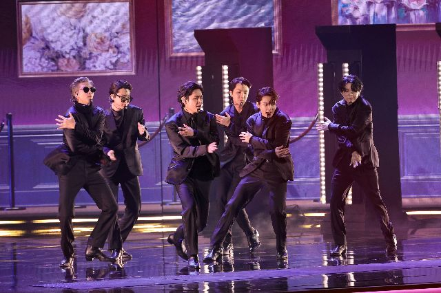 2022년 4월 미국 그래미어워드 무대에서 퍼포먼스를 선보이고 있는 그룹 BTS. AP연합뉴스