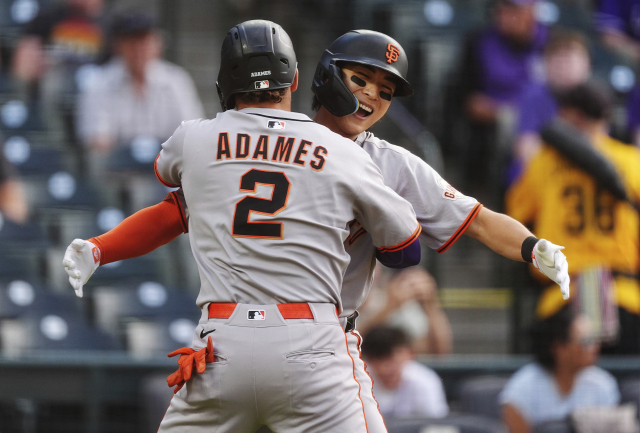 샌프란시스코 이정후가 12일(한국 시간) 미프로야구 콜로라도전에서 2점 홈런을 친 윌리 아다메스와 격렬한 축하 인사를 나누고 있다. AP연합뉴스