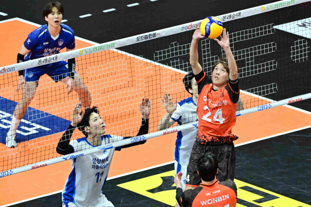 OK저축은행 남자배구단 선수들이 지난 3월 15일 프로배구 V리그 삼성화재전에서 열전을 벌이고 있다. KOVO 제공