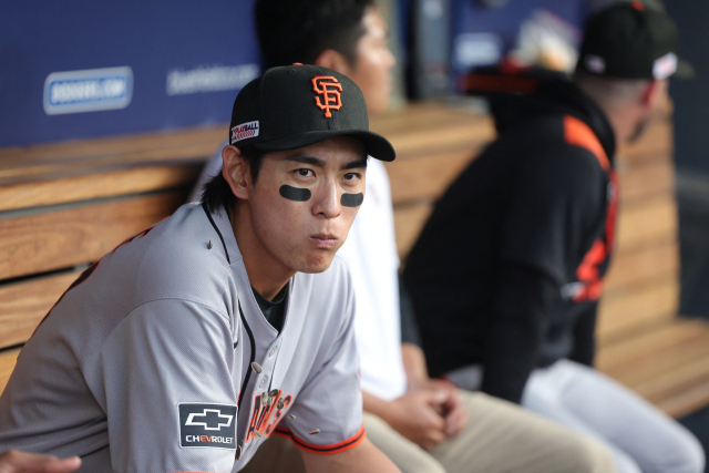 15일 경기에 앞서 덕아웃에서 쉬는 이정후. 이메인이미지·연합뉴스