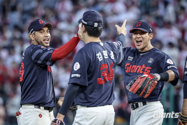 롯데 선수들이 지난 14일 SSG전에서 이겨 팀 역사상 전반기 최다승 신기록을 달성한 뒤 기뻐하고 있다. 롯데 자이언츠 제공
