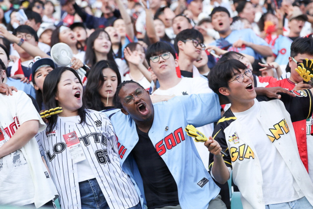 롯데 팬들이 같은 날 신나게 응원전을 펼치는 모습. 롯데 자이언츠 제공
