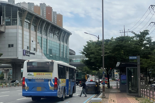 경남 김해지역 시내버스가 외동의 한 버스정류장에 정차해 있다. 이경민 기자