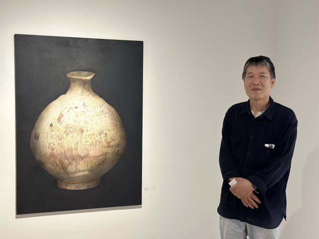 '천년의 숨결 - 무상(無常)의 막사발’을 전시 중인 갤러리 이비나인에서 만난 임상진 작가. 김은영 기자