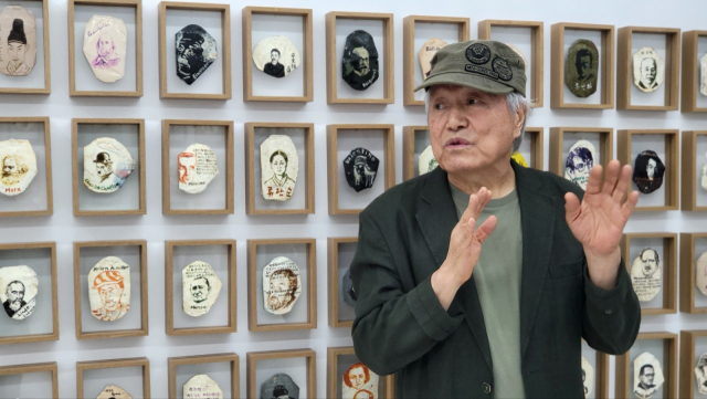 'yellow Line, 천인의 얼굴'을 전시 중인 김정명 작가. 이웰갤러리 제공