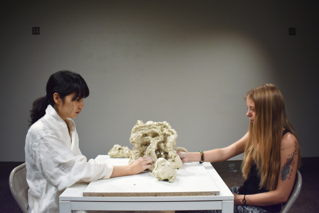 김미루, 무제_비언어적 소통 프로젝트(참여자 아도라 쇼트리지) 싱글 비디오(2021). 뮤지엄 원 제공