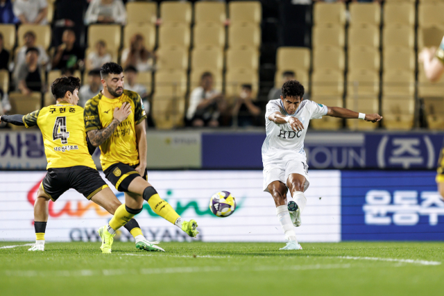 부산 아이파크의 페신(오른쪽)이 15일 광양축구전용구장에서 열린 K리그2 16라운드 전남 드레곤즈와의 경기에서 전반 37분 왼발 감아차기 슛으로 결승골을 기록했다. 한국프로축구연맹