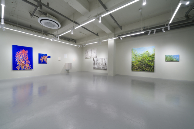 부산 부산진구 복합예술공간 별채*에서 열리고 있는 '2025 부울경 예비작가 지원전' 전시장 전경. 해석장학문화재단 제공