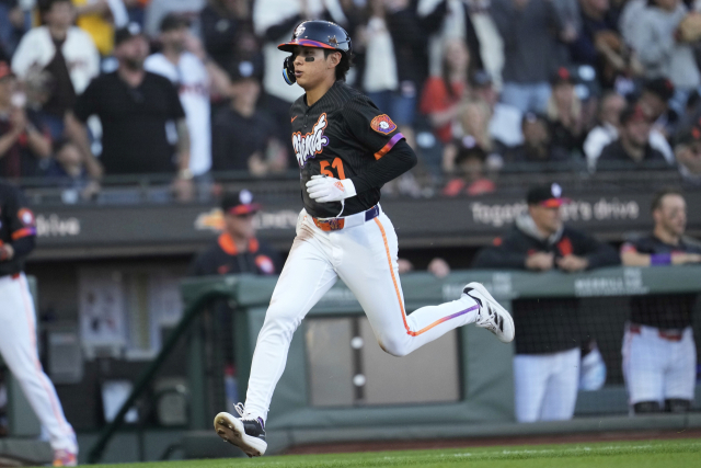 샌프란시스코 자이언츠 이정후가 18일(한국 시간) 미프로야구 메이저리그 클리블랜드 가디언스전에서 1회 홈을 밟고 있다. AP연합뉴스