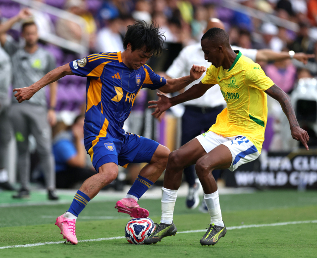 울산 HD의 고승범(왼쪽)이 18일(한국 시간) 미국 플로리다주 올랜도에서 열린 2025 FIFA 클럽 월드컵 마멜로디 선다운스와의 조별리그 F조 1차전에서 상대 선수와 공 다툼을 벌이고 있다. AFP연합뉴스