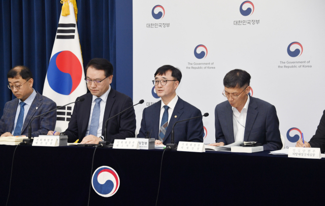 임기근 기획재정부 2차관이 18일 오후 정부세종청사 중앙동에서 ‘새정부 추가경정예산안 브리핑’을 갖고 상세한 내용을 발표하고 있다. 기재부 제공