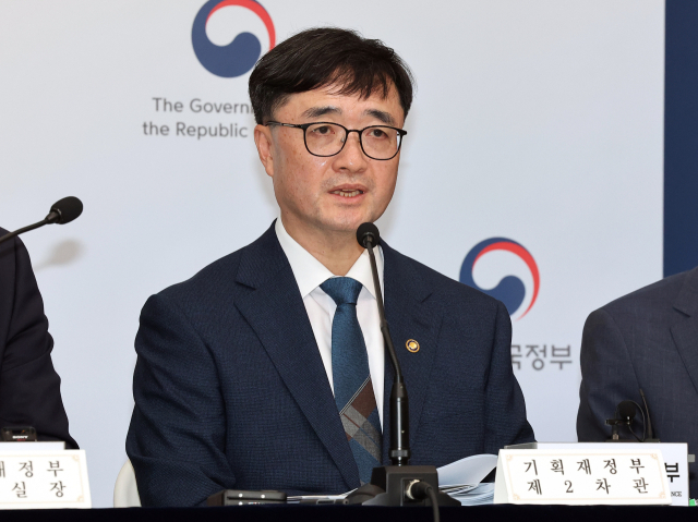 기획재정부 임기근 2차관이 지난 18일 정부세종청사 민원동 공용 브리핑실에서 새 정부 추가경정예산안에 관해 설명하고 있다. 연합뉴스