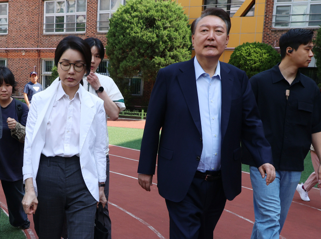 윤석열 전 대통령과 김건희 여사가 21대 대통령 선거일인 3일 서울 서초구 원명초등학교에 마련된 서초4동 제3투표소에서 투표를 마친 뒤 차량으로 향하고 있다. 연합뉴스