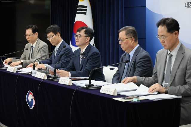 임기근(가운데) 기획재정부 2차관이 지난 20일 서울 종로구 정부서울청사에서 2024년도 공공기관 경영평가 결과에 대해 브리핑하고 있다. 연합뉴스