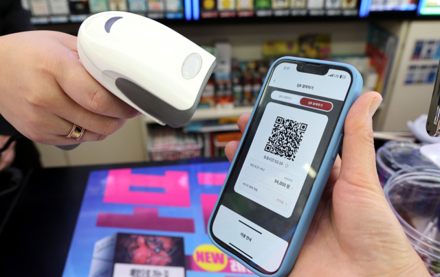 지난 4월 1일 부산의 한 세븐일레븐 편의점에서 이용자가 ‘중앙은행 디지털 화폐(CBDC)’로 결제하고 있다. 부산일보DB