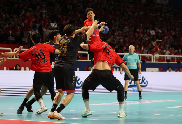 한국 남자 대표팀의 신재섭이 지난 21일 청주 SK호크스 아레나에서 열린 ‘2025 핸드볼 한일 슈퍼매치’ 남자부 경기에서 슛을 하고 있다. 연합뉴스