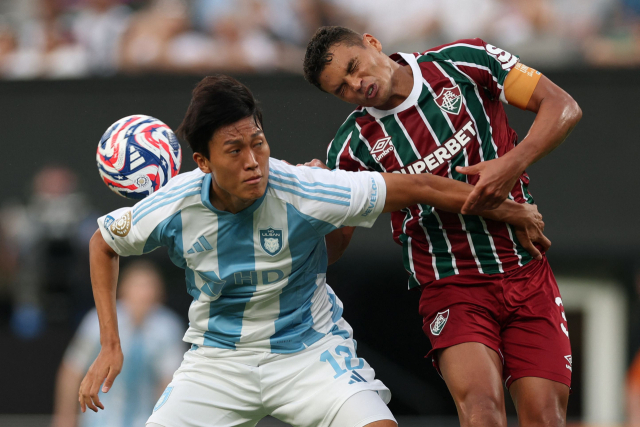 K리그 대표로 참가한 울산 HD의 허율(왼쪽)이 22일(한국 시간) 미국 뉴저지주 이스트 러더퍼드의 메트라이프 스타디움에서 열린 플루미넨시(브라질)와 클럽 월드컵 F조 조별리그 2차전에서 상대 선수와 공 다툼을 벌이고 있다. AFP연합뉴스