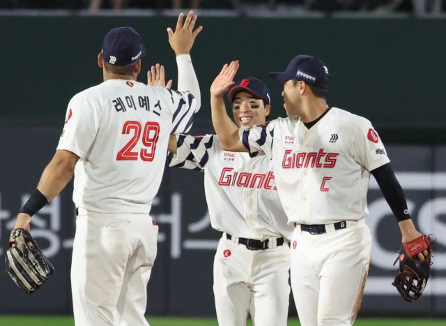 롯데 자이언츠 선수들이 지난 19일 부산 사직야구장에서 열린 2025 프로야구 한화 이글스전에서 승리한 뒤 기쁨을 나누고 있다. 연합뉴스