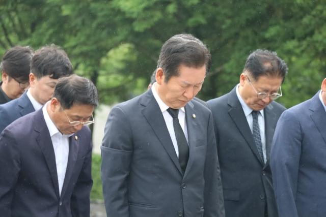 지난 21일 정청래 의원이 경남 김해 봉하마을을 방문해 고 노무현 전 대통령 묘소를 참배했다. 정 의원 페이스북 캡처