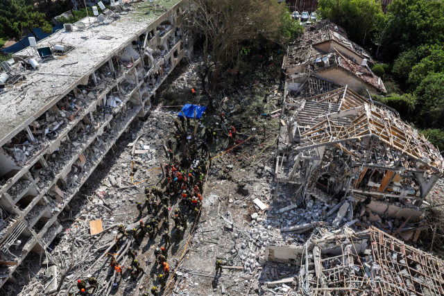 21일(현지 시간) 미국 워싱턴 DC 백악관에서 도널드 트럼프(앞) 미국 대통령이 미군의 이란 핵시설 3곳 타격에 대해 대국민 담화를 발표했다(사진 위). 이날 이란이 발사한 미사일이 이스라엘 텔아비브의 한 주거지에 떨어져 이스라엘 보안군과 응급 대원들이 현장에 모여 있는 모습. EPAAFP연합뉴스