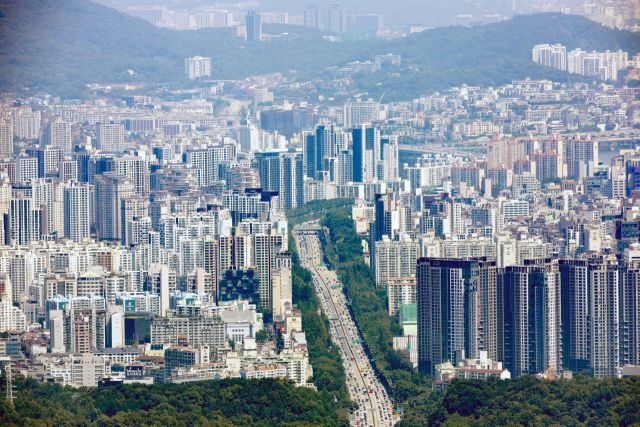 지난 1∼4월 서울 아파트 시장에서 '강남3구'(강남·서초·송파)의 신고가 경신 거래가 '노도강'(노원·도봉·강북)의 약 25배에 달하는 것으로 나타난 가운데 22일 경기도 성남시 청계산 매바위에서 바라본 서울 경부고속도로 인근 아파트 단지. 연합뉴스