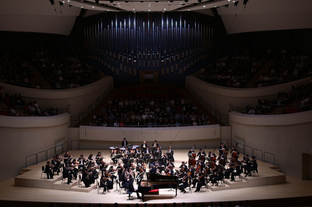 부산콘서트홀 예술감독 정명훈과 피아니스트 조성진이 22일 부산콘서트홀에서 '황제 그리고 오르간' 공연을 하고 있다. 클래식부산 제공