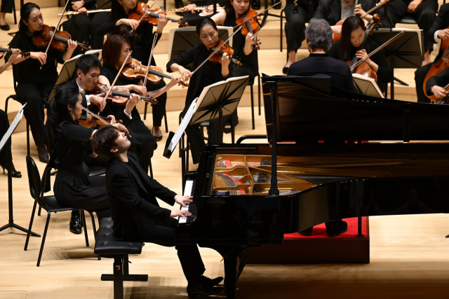 피아니스트 조성진이 22일 부산콘서트홀에서 정명훈 예술감독의 지휘로 베토벤 피아노 협주곡 5번 ‘황제’를 연주하고 있다. 클래식부산 제공