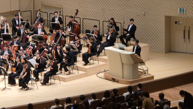 오르가니스트 조재혁이 22일 열린 부산콘서트홀 공연에서 아시아필하모닉오케스트라와 협연을 하면서 오케스트라 무대에 설치한 이동형 콘솔에서 파이프오르간을 연주하고 있다. 박석호 기자