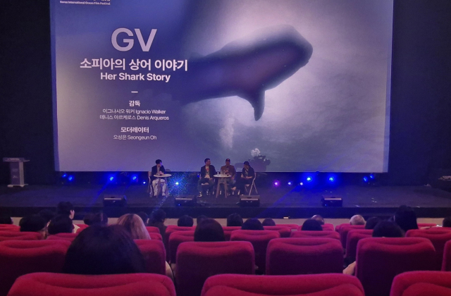 지난 19일 오후 부산 해운대구 영화의전당에서 열린 제8회 국제해양영화제 개막작 상영 후 GV에 참석한 두 감독이 관객 질문에 답하고 있다. 김희돈 기자