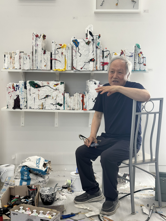 작업실에서 만난 김정명 작가. 부산미술협회는 올해 제14회 BFAA 국제아트페어에서 김정명 특별전을 마련한다. 김은영 기자 key66@