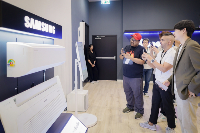 지난 20일 삼성전자 주최로 태국 방콕에서 열린 ‘2025년 동남아 테크 세미나’에서 참석자들이 삼성전자 시스템 에어컨과 무풍 기술이 적용된 에어컨 라인업을 살펴보고 있다.삼성전자 제공