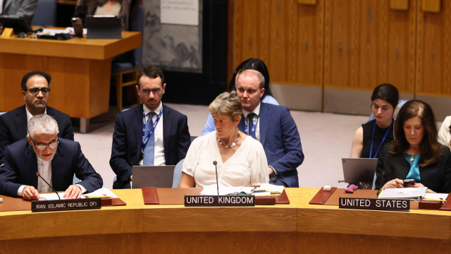 22일(현지 시간) 소집된 유엔 안전보장이사회(안보리) 긴급 회의에서 아미르 사에이드 이라바니(왼쪽) 주유엔 이란대사가 발언하는 가운데 도로시 셰이(오른쪽) 주유엔 미국대사가 휴대폰을 만지고 있다. AFP연합뉴스